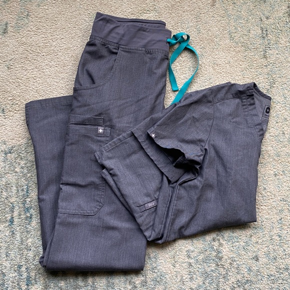 FIGS Casma Three Pocket Scrub Top - Picture 3 of 6